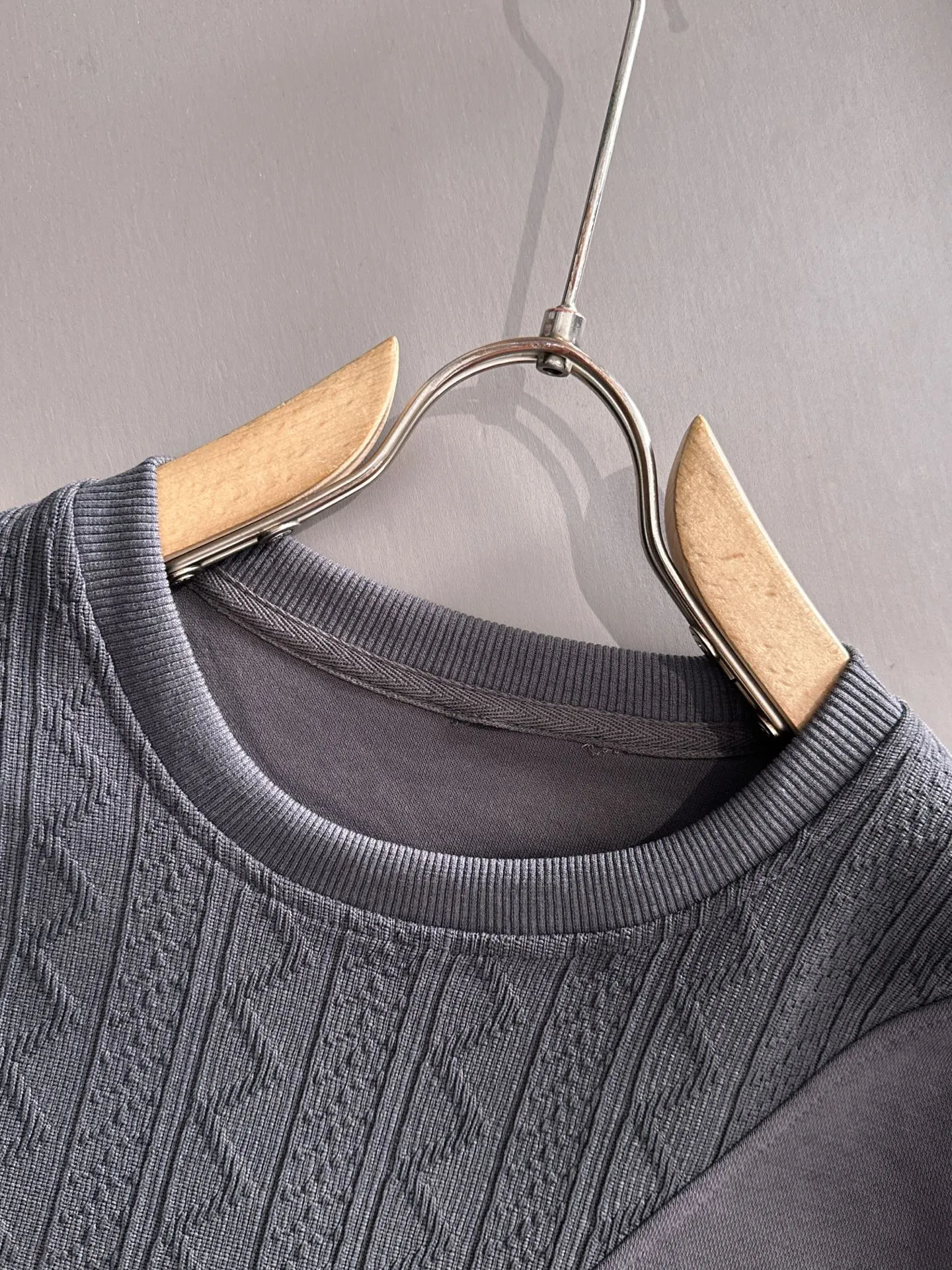 P360 Stone Island's exclusive first release of 25ss autumn and winter new round neck long-sleeved sweatshirts for men and women. Many celebrities share the same style. Craftsmanship that cannot be copied by ordinary small workshops. We are not afraid of any challenges in terms of materials, detail restoration and craftsmanship, just to provide you with wonderful products. Compare the top original versions at will. No expense is spared just to do better. Unique imported fabric feel. Purely imported German machine production. Precision operation. Thousands of needles density. Full set of new accessories with three standards for simultaneous customization. The upper body is versatile and fashionable. A perfect choice for autumn and winter. A must-have item. Size chart: m-4XL (Please state your height and weight when placing an order.